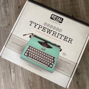 Royal Classic Manual Typewriter